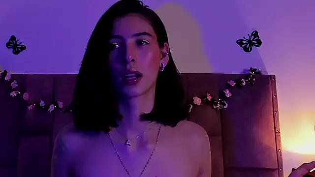 AlmaQueenn from StripChat is Freechat