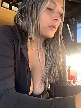 cami_leon from StripChat is Freechat