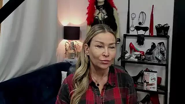 crystaLUX from StripChat is Freechat