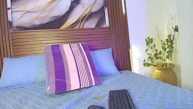 emiliqueen8 from StripChat is Freechat