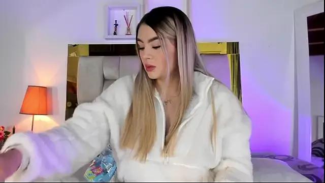 emmy_r from StripChat is Freechat