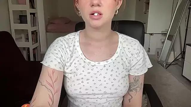 FoxyAnie from StripChat is Freechat