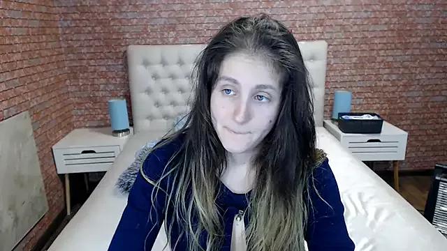 Holliy_Cooper from StripChat is Freechat