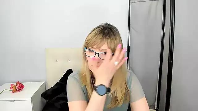 JustineSensual from StripChat is Freechat
