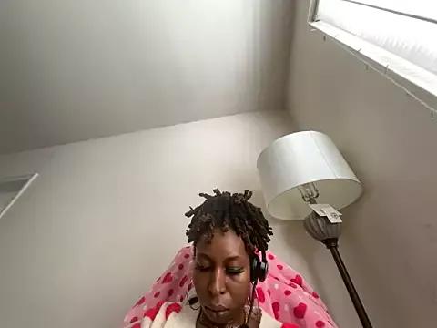 LeyaHoneybuns from StripChat is Freechat