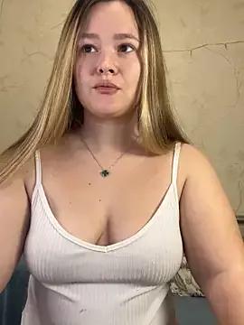 LovelyCaramelle from StripChat is Freechat