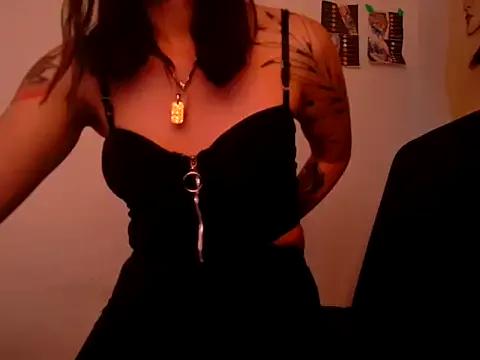 lucywhite13 from StripChat is Freechat