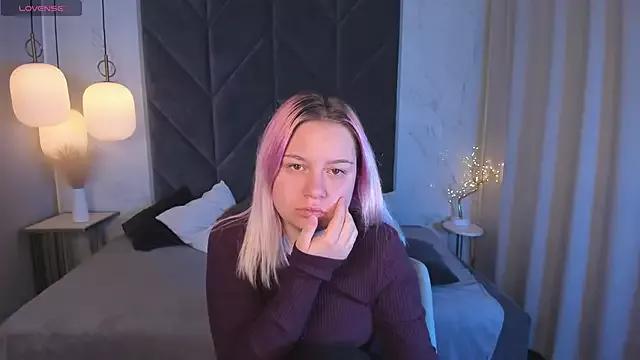 MichelleRebel from StripChat is Freechat