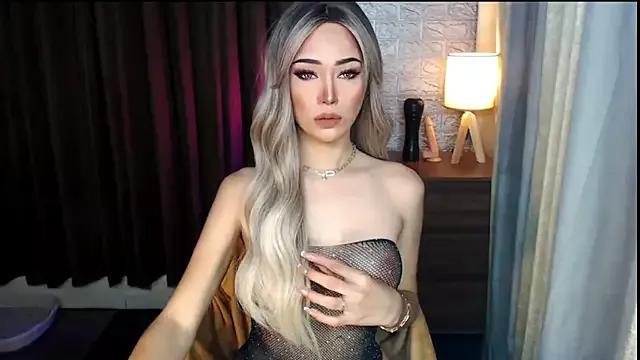 Miss_Amandaversace from StripChat is Freechat