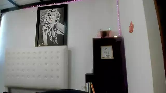 Roxanne_lorence from StripChat is Freechat