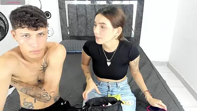 Sara_and_Alexis from StripChat is Freechat