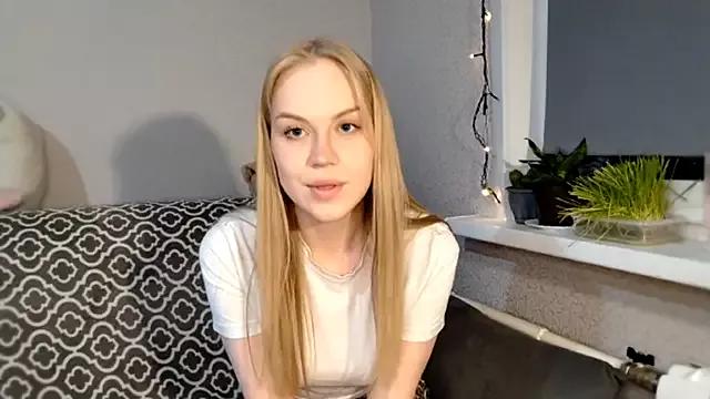ShineyLuna from StripChat is Freechat