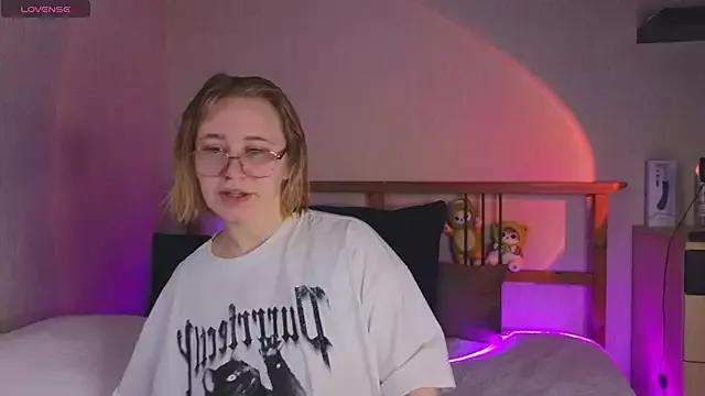 StarsOnTheSkies from StripChat is Freechat