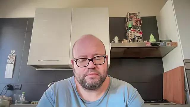 theitalianbear from StripChat is Freechat