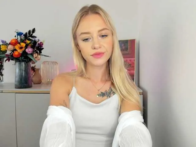 CindyGlam — I'm ready to dive into the ultimate kinky action. Do you have a special fetish? Reveal it to me, so we can go wild. I'm open to experiments, it's always great to try something new. I like to tease and seduce. I love seeing what effect I have on men....
