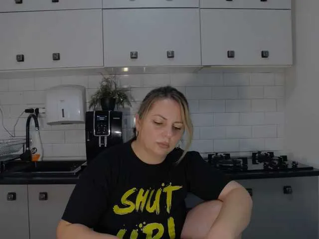 EllaSwan on BongaCams 