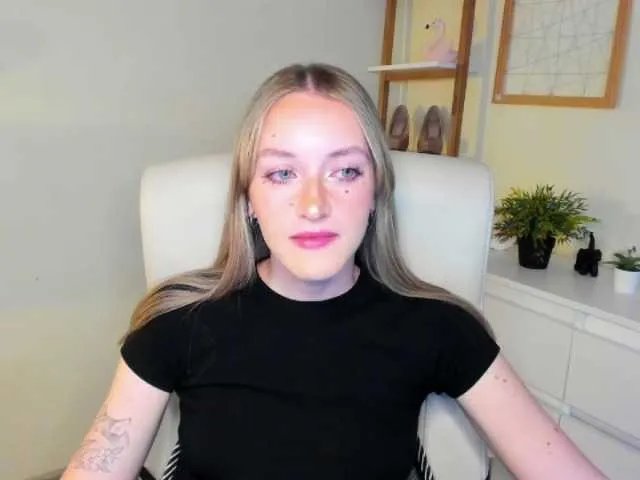 EvelynBlond on BongaCams 