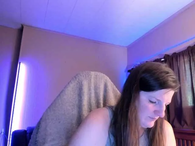 KellyCarolina — I love nipple play and using my toys. I am a big squirter when vibed long and hard.