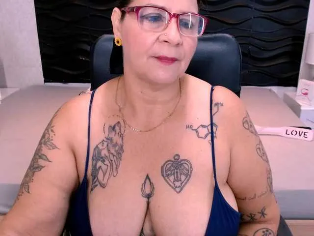 LauraRiley — Los hombres jvenes son un deleite, un placer delicioso que quisiera probar y un hombre maduro tiene sus encantos y secretos que me excitan, hay que jugar y iniciar la diversin.
...