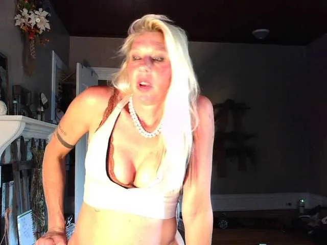 mylfGlama — I like to submit! Pre-cum, treating human beings with respect, men who wear feminist af tee shirts! I perform alone. No one else is allowed to be on cam with me!!
