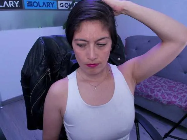 sara-squirtt — It turns me on when you talk in my ear and tell me dirty things, I like strong vibrations until I feel my orgasm