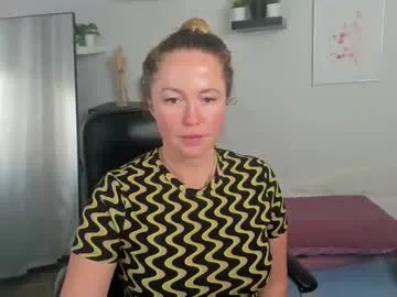 amber_foks — shake ass [44 tokens left] #milf #bigboobs #natural #squirt #mommy