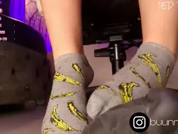 larissa01_ — GOAL: Take off my socks and put oil [120 tokens remaining] Come fun with me, what are you waiting for? #curvy #feet #latina #natural #socks