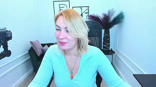 CamilaFatem — show off an erotic costume and dance)