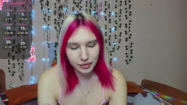 EvelinaLuu on StripChat 