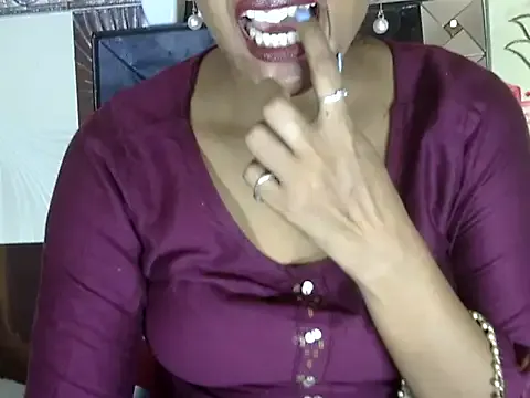 hotee_bhabi — Boobs show