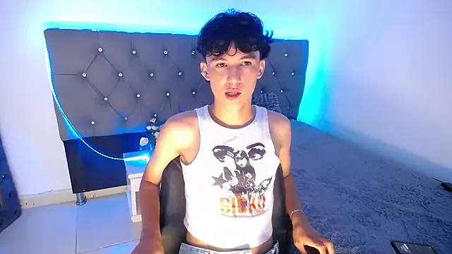 JULLIAN_ on StripChat 
