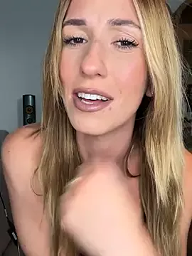 lola_tentatiion on StripChat 