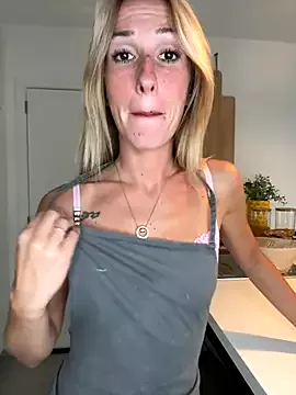 lola_tentatiion on StripChat 