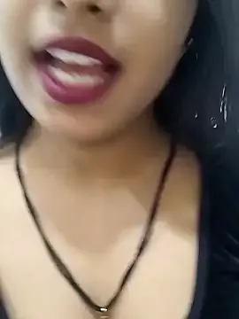 Maahhii_2 on StripChat 