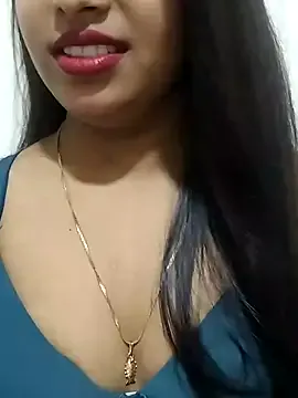 Maahhii_2 on StripChat 