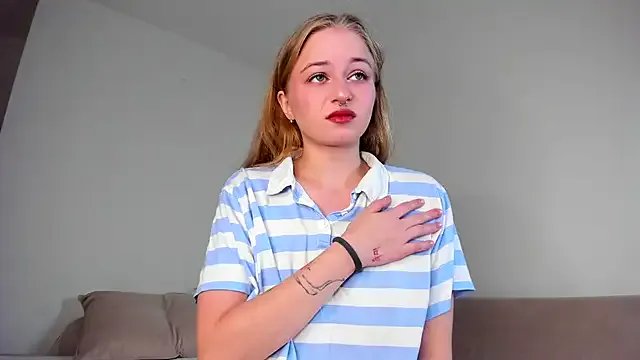 MiaMews on StripChat 