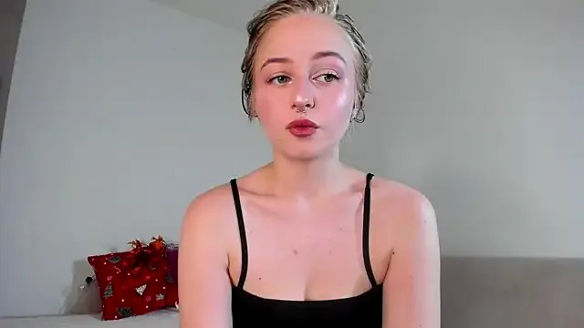 MiaMews on StripChat 