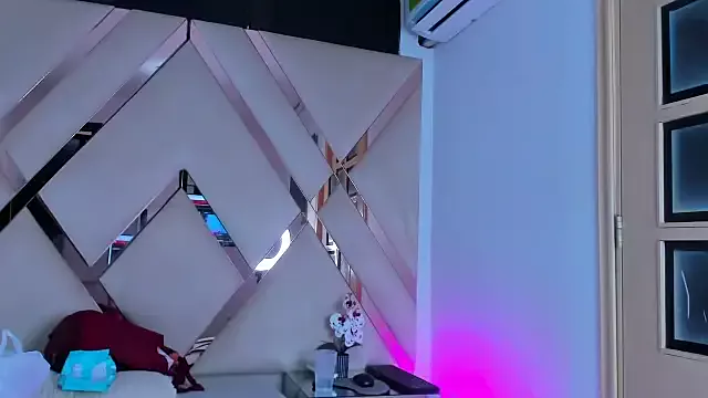 ninaht on StripChat 